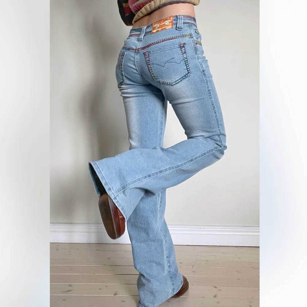 Lågmidjade jeans som är lite utsvängda nedtill. Strl S. Midjemått: 66 cm, Innerbenslängd: 82 cm. Fint skick! Se även mina andra annonser,  3 för 2 på allt! 💫. Jeans & Byxor.