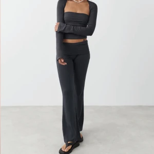 Lågmidjade Gina tricot byxor  - Säljer dessa populära Lågmidjade byxor från Gina eftersom de inte längre kommer till användning. Använd ett fåtal gånger. Har inga skador alls och är i nytt skick!  För fler bilder kan ni kontakta mig privat