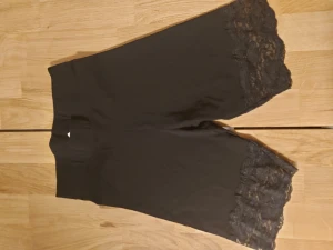 Spetsshorts - Spets shorts. Perfekt för sommar. Använda väldigt lite, mycket fint skick. Hund finns i hemmet.