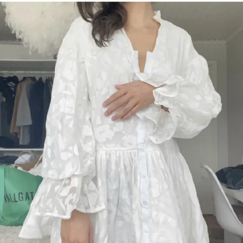 Långärmad vit klänning. Köpte på Plick men är helt oanvänd. (De två första bilderna är från hon jag köpte klänningen av). Klänningar.