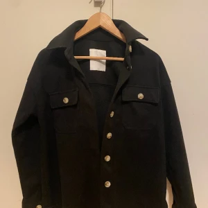 Jacka svart dam - Fräsch då knappast använd och säljs pga. felköp. Tunn jacka bra för vår och höst. 