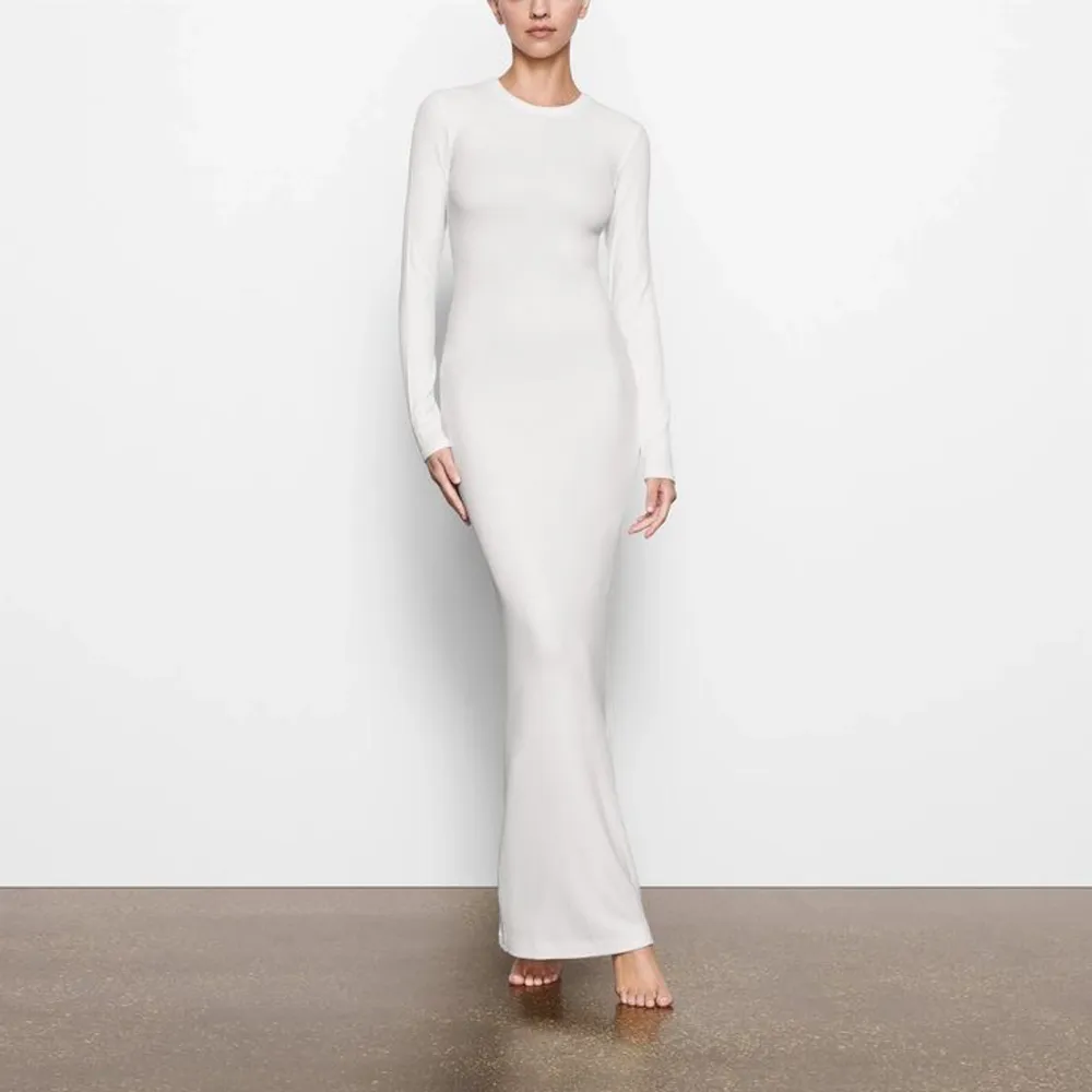 Hej 🤎 säljer denna vita klänningen ifrån Skims, använd endast en gång. Formar sig så snyggt på kroppen! . Klänningar.
