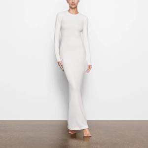 Hej 🤎 säljer denna vita klänningen ifrån Skims, använd endast en gång. Formar sig så snyggt på kroppen! 