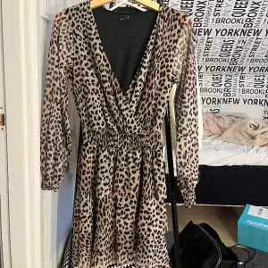 Säljer denna jättefina klänning i leopard mönster från Gina Tricot. Säljer för den är för stor vid bysten för mig! Skriv om ni vill se hur den ser ut på!
