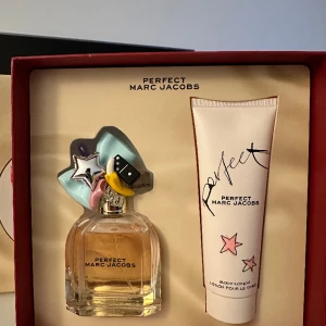 Perfect by Marc Jacobs Parfym - Doften ”Perfect” från Marc Jacobs. Giftbox med en 50 ml Parfym samt 75 ml lotion. Knappt använd. Ord pris: över 1200 kr.