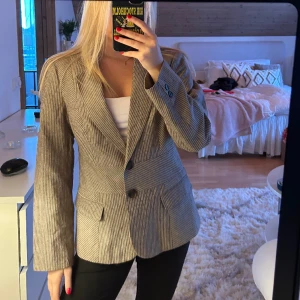 Mexx kavaj i linne - Supersnygg kavaj med midja från Mexx, i linne material