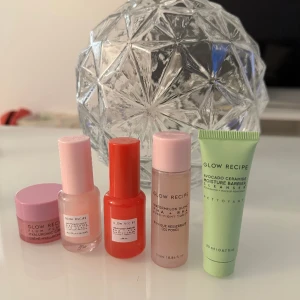 Glow recipe set - Glow recipe mini set. Köpt på cult beauty aldrig använt. Tonern, dew drops, face cream och serum ingår. 