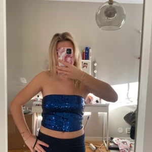 Glitter bandeau - Sååå snygg blå-glitter bandeau topp från NA-KD💖💖💙