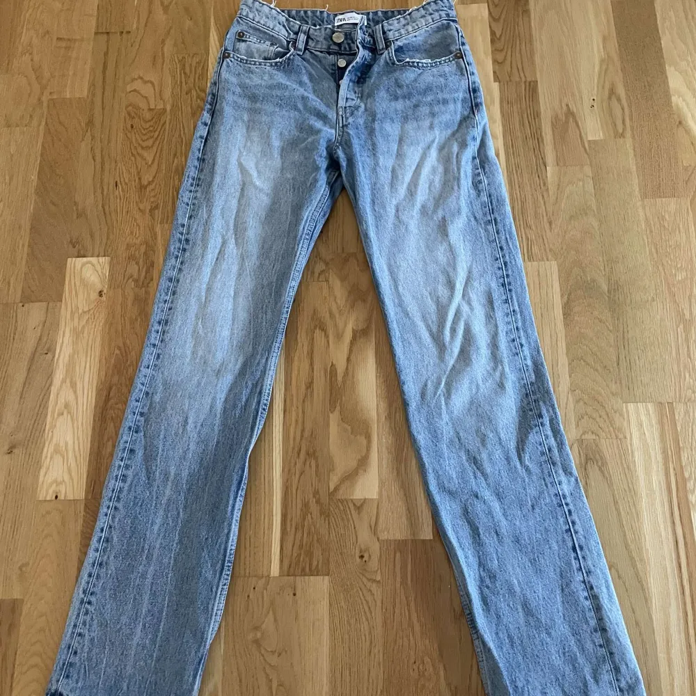 Jätte fina jeans från Zara  Storlek 34 Bra skick. Jeans & Byxor.