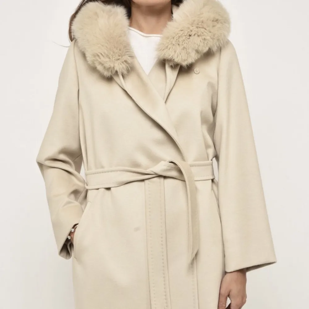 En Maxmara ullkappa i deras senaste ljusa beige, den är i fint skick, varit på kemtvätt förra vintern och har inte blivit använd efter det. Kvitto finns. Nypris 11700kr. Jackor.