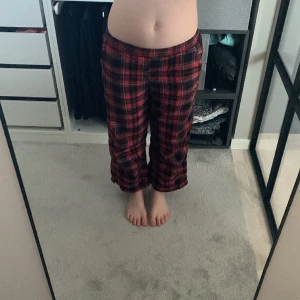 Röda pyjamasbyxor!  - Säljer detta söta röda pyjamasbyxor från H&M!  Skriv för fler bilder! 