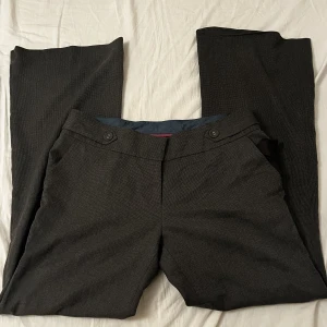 Low waist kostymbyxor - Gråa kostymbyxor med fina detaljer<3 bootcut och low waist💘 kontakta mig vid frågor!