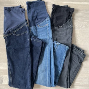 Mammajeans från H&M - Mammajeans från H&M. Superskinny. Stl S. De mörkblå är från OB’MUM stlk 38.  Alla tre paren väldigt lite använda, då jag hade växt ur dom efter sommaren.   Nypris: Över 1200kr