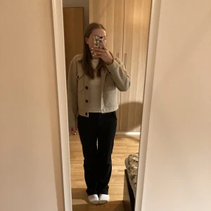 Vara Moda kort kappa 💕 - En lätt använd kort kappa som är köpt här på Plick men jag tyckte inte riktigt den passar min stil då jag nu säljer den 💕skriv för fler bilder