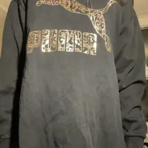  Jättefin svart hoodie från puma nästan helt oanvänd och ordinarie pris är 500 kr så säljer därför denna för 250 kr 🖤🐈‍⬛