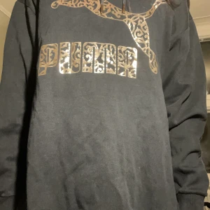  Svart hoodie från Puma -  Jättefin svart hoodie från puma nästan helt oanvänd och ordinarie pris är 500 kr så säljer därför denna för 250 kr 🖤🐈‍⬛