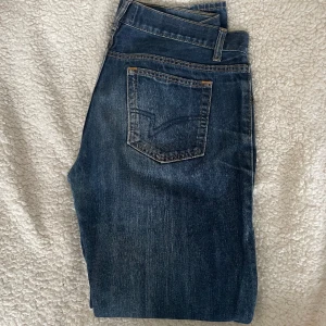Baggy jeans med snygg wash - Ett par vintage jeans från Dressman. Baggy/lösa i modellen. Väldigt snygg färg (har fått flera komplimanger). Växt ifrån modellen därför jag säljer. Midja 45 och Innerbenslängd 79 