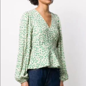 Ganni Wrap Blus  - Fin omlott blus från Ganni. Väldigt bra skick! 