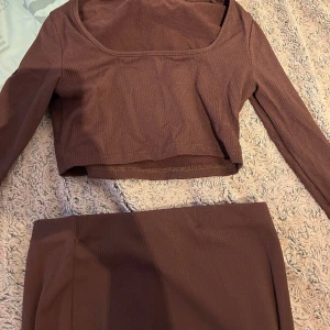 Tröja och kjol sett  - Ett brunt fint sett i storlek M som även passar S. Pris kan alltid diskuteras 
