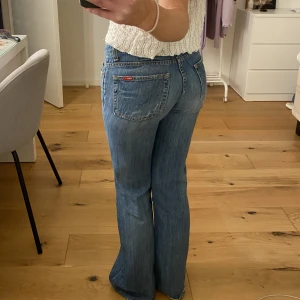 Lågmidjade jeans från only💗 - Super snygga jeans från only som jag köpte här på plick. Det är lite för långa för mig som är 1.60 därpå säljer jag. Skulle säga att de passar någon runt 165 cm!💞Innebenslängd är 82 och midjemåttet är 39 rakt över💗skriv om ni har frågor💕