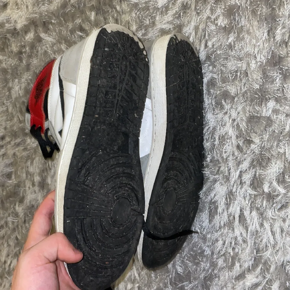 Nike Jordan 1 grå  Lite slappa där framme men ser inte ut så när man har dem på   Inte så jätte slitna de är mer vatten skador på mockan  7/10 kvalité. Skor.