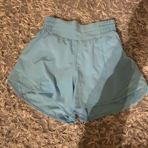Ljus blå Lululemon shorts andvände ändats 1 gång säljer för att dem är för små nytt pris är 680