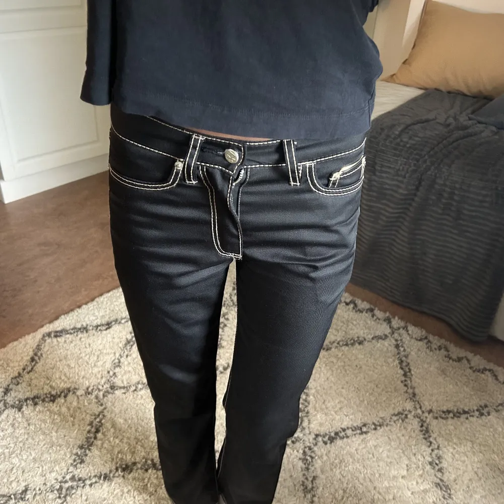 Säljer mina snygga Eytys jeans. Använda väldigt få gånger så de är i väldigt bra skick. De är i en mörkblå färg som nästan ser lite svart ut💙. Jeans & Byxor.