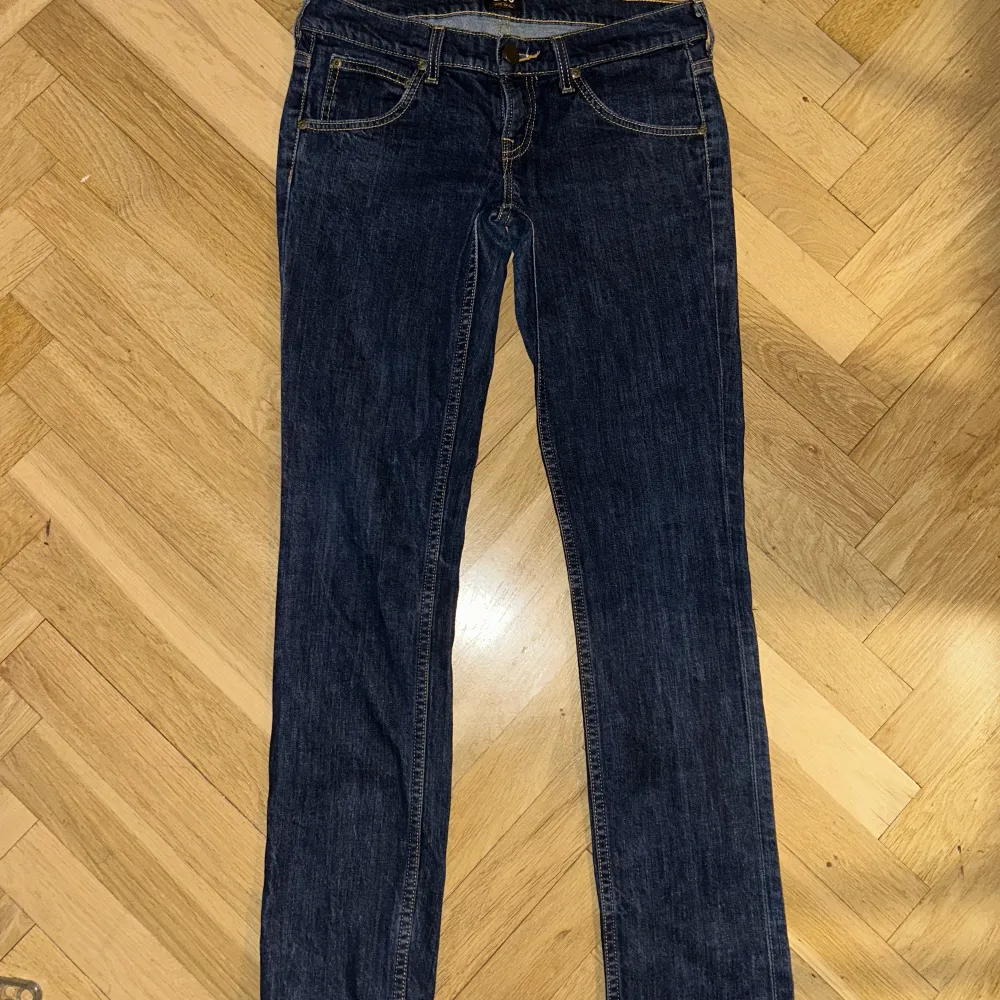 Superfina lågmidjade Lee jeans i toppenskick! Passar nog bra på en XS🫶🏻. Jeans & Byxor.