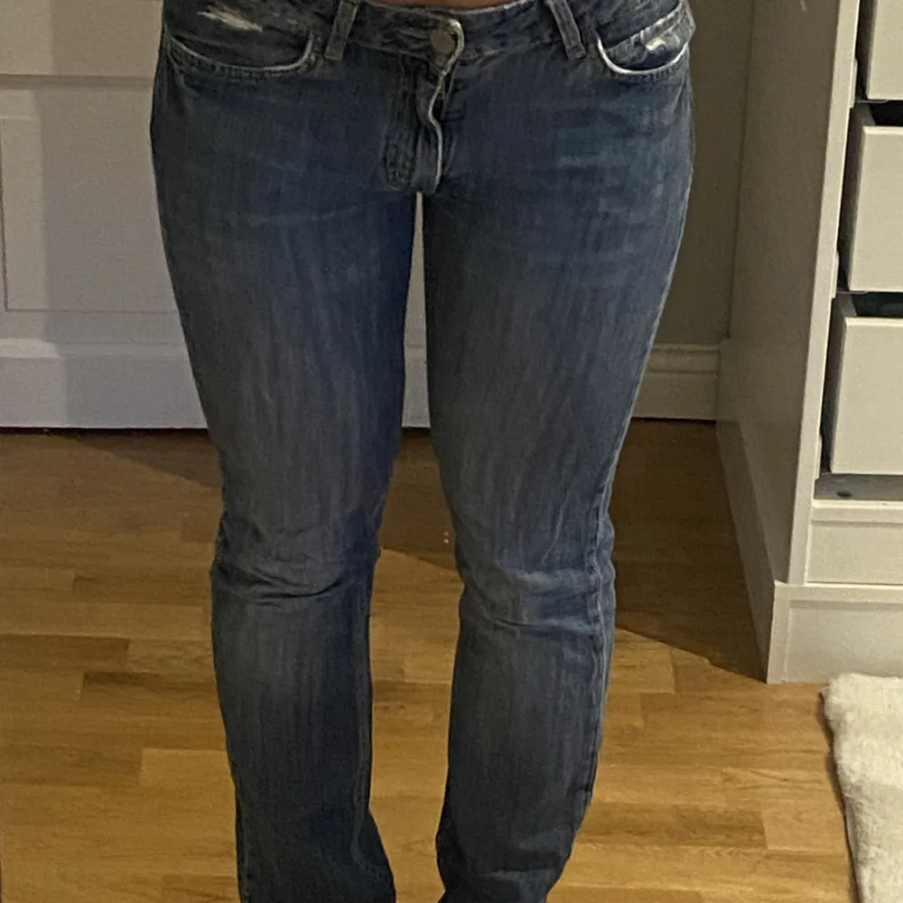 Säljer nu dessa balla Acne jeans. Storlek 29/32, skulle säga att de sitter som 34-36. De finns defekter, men tror också sjölva modellen sedan innan ska vara så.. Jeans & Byxor.