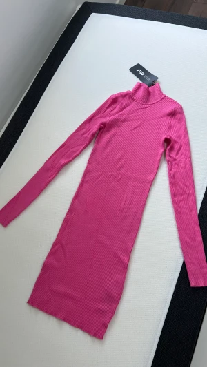 Rosa klänning - Rosa kort klänning. Aldrig använd. Storlek S