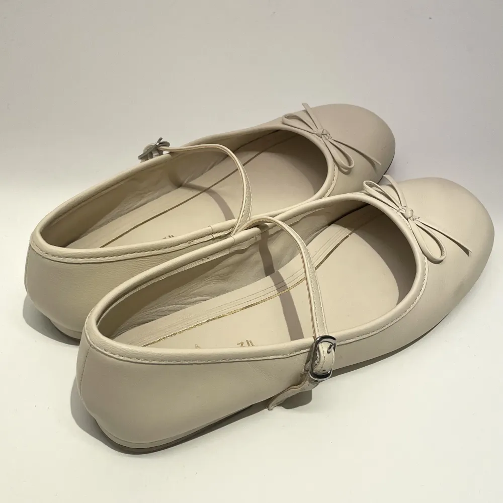 Slutsålda ballerina skor från Zara köpta i somras. Aldrig använda. Köpta för 599 kr. Kontakta mig om du är intresserad! . Skor.