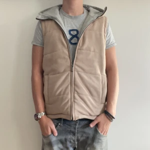 Suede Väst - Suede vest från Reserved - storlek M - varan är i jätte fint skick, inga flaws- modellen är 188cm och 83 kg - vid frågor eller funderingar är det bara att skriva!