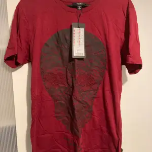Ny röd t-shirt från Smog strl M.