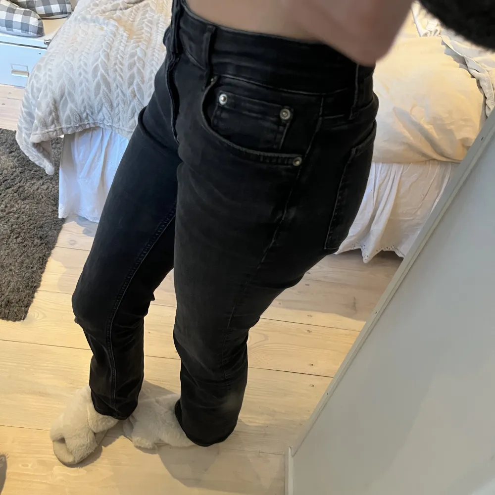 Intressekoll på mina lågmidjade Zara jeans!! Inga defekter och sitter bra på mig som är 170😇 . Jeans & Byxor.