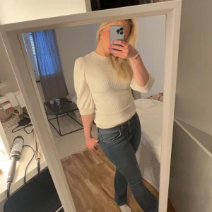 Stickad t-shirt  - Stickad tröja med trekvartslånga ärmar, jätte fin men kommer ej till användning 
