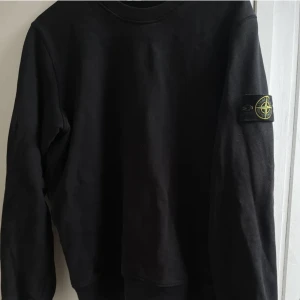 Stone island crewnneck - Stone island crewnneck i otroligt bra skick! Inga defekter eller liknande den är köpt på NK i Stockholm och detta finns det KVITTO på! Det är bara att fråga om fler bilder och byten är också väldigt intressant!