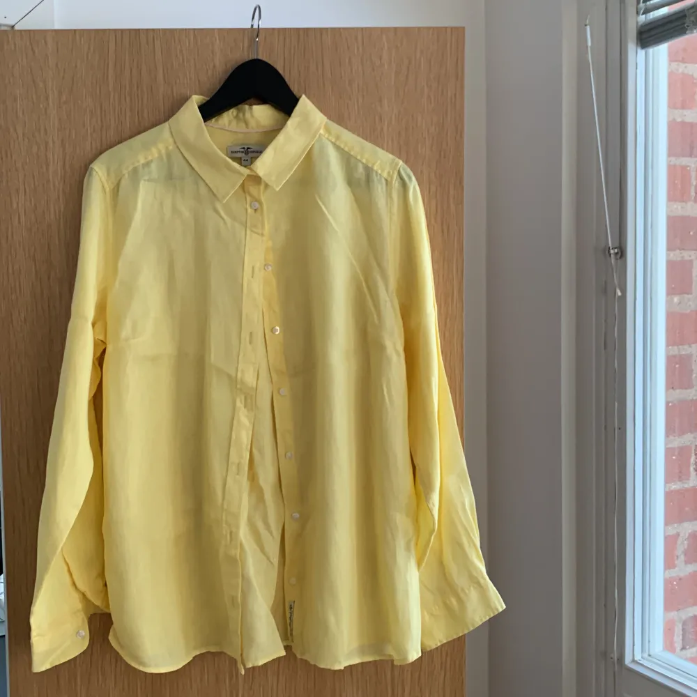 Fin, gul linneskjorta säljes. ☀️ Helt oanvänd. Strl 44. Från Kappahl (Hampton Republic). . Skjortor.