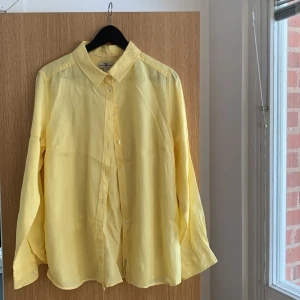 Gul blus säljes - Fin, gul linneskjorta säljes. ☀️ Helt oanvänd. Strl 44. Från Kappahl (Hampton Republic). 