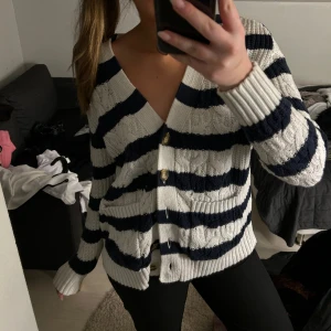 Randig stickad tröja  - Älskar denna, men måste rensa mina kläder😪