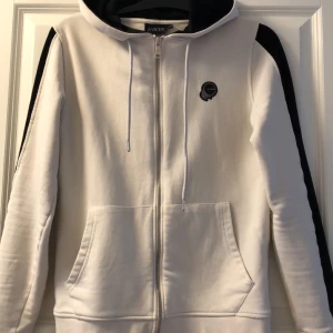 LaVichy Hoodie - Storlek XS men passar S. Köpt för 1399kr på deras hemsida. Använd fåtal gånger då den bara hängt i garderoben, den är i riktigt bra skick som den vore ny.