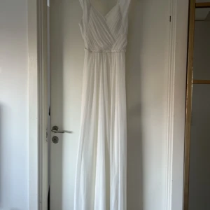Vit klänning 🤍 - Väldigt fin klänning, kan användas till bröllop eller andra evenemang. Den har använts vid ett tillfälle, alltså är den fortfarande i väldigt bra skick, fina detaljer och ser stilren ut🤍