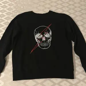 Svart print sweatshirt med dödskalle