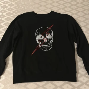 Sweatshirt  - Svart print sweatshirt med dödskalle