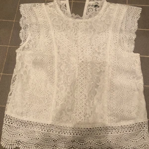Only blus - Använd en gång så i fint skick, original pris 400.