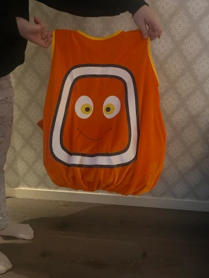 Hitta Nemo kostym  - säljer en oanvänd hitta nemo kostym som skulle varit till en maskerad men kom försent. de är en oklar storlek men de passar både till barn och till mig som är 21 år som en tröja. Den kostar 500 ny 