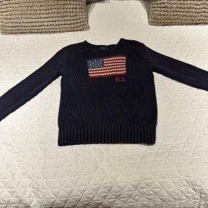 Ralph lauren tröja stickad! 🔵 - Säljar denna fina polo Ralph lauren tröjan som är stickad! Den är väldigt skön och är i bra skick! Skulle säga att den ör i 8/10 då den är ganska gammal. En tröja som fungerar för alla och alla stilar! Den är skön nu på vintern och ganska varm! 🔵🟣ny 4000