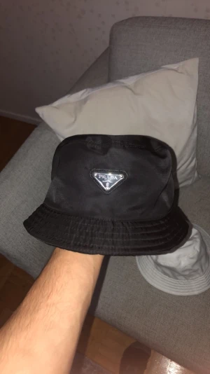 Prada bucket hat - Haft på den några gånger under sommarn