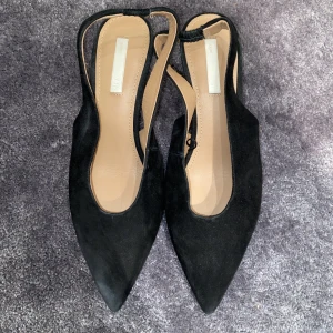 Klackskor | H&M - Ett par classy klackskor från H&M i materialet suede. Storlek 37.