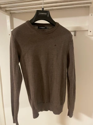 J Lindbergh - J lindbergh tröja i färgen brun. Storlek S passar passform 178cm. Mycke fint skick, inga skavanker. Nypris 899 kronor. Vårt pris 299 kronor 