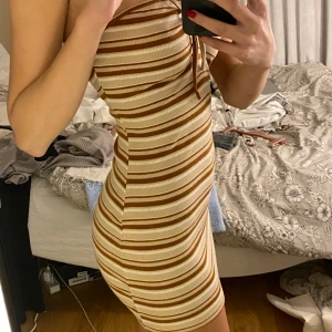 Klänning  - Säljer denna otroligt fina klänningen då jag tycker den är för kort för mig som är 173, skulle passa någon som är kortare eller gillar korta klänningar. Skriv vid intresse, fler bilder eller prisförslag